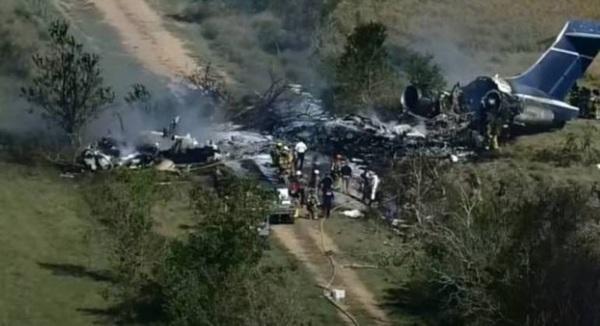 Avião cai no Texas e todos a bordo sobrevivem