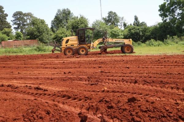 Administração Municipal inicia terraplanagem no bairro Jardim Primavera