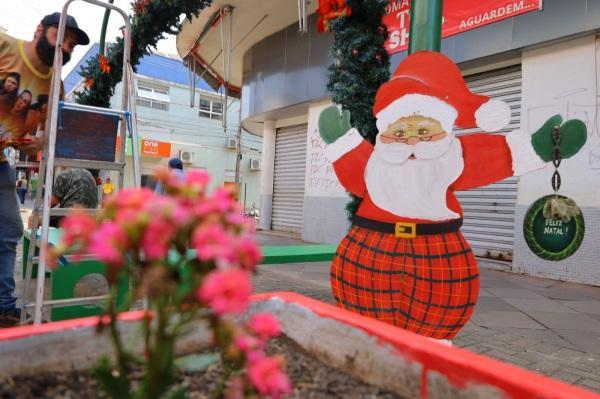 Decorações de Natal começam a ser instaladas em Cruz Alta