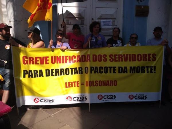 Professores se mobilizam em protesto na frente da 9ª CRE