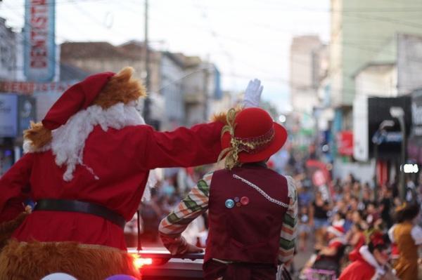 Último desfile de Natal encanta público
