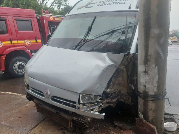 Van colide contra poste após motorista sofrer mal súbito em Cruz Alta