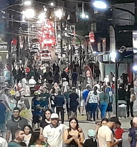 Comércio de Cruz Alta lotado na noite da quinta; nesta sexta segue até às 22h