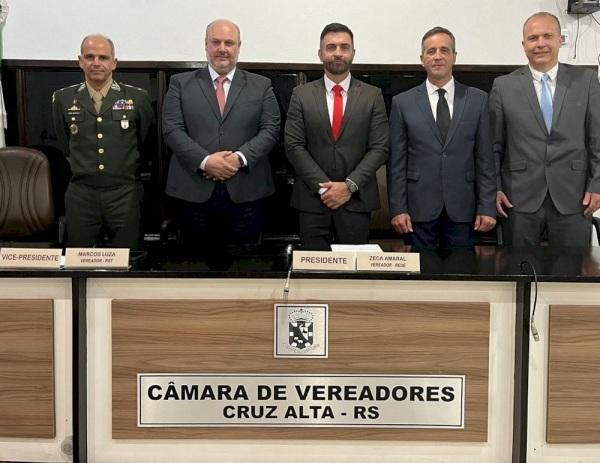 Mesa diretora eleita toma posse 