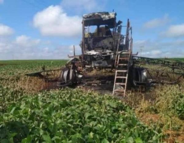 Incêndio destrói pulverizador no interior de Coronel Bicaco na segunda