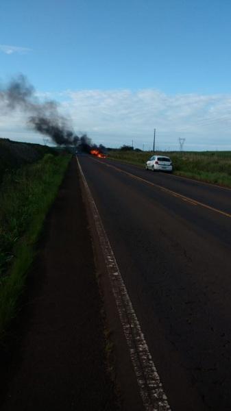 Carro pegou fogo na est 481, próximo ao trevo da Corticeira.