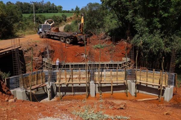 Ponte sobre o Rio Passo Novo segue em andamento no interior de Cruz Alta