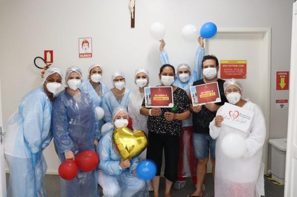 Pacientes recuperados da COVID-19 recebem alta hospitalar 