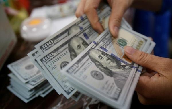 Dólar fecha a R$ 4,84 e tem menor valor em dois anos