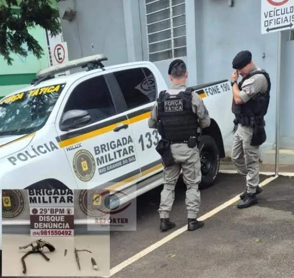 Adolescentes são flagrados com arma e faca dentro de escola em Ijuí