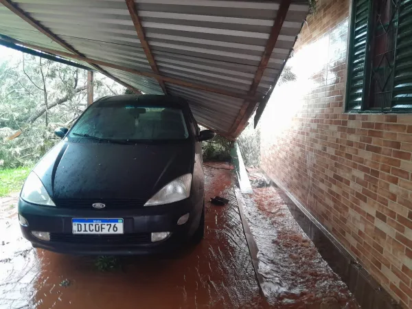 TEMPORAL: Treze residências são destelhadas em Benjamin Nott