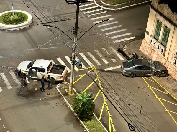 ESQUINA DO MUSEU> Colisão com danos materiais no fim da noite da segunda