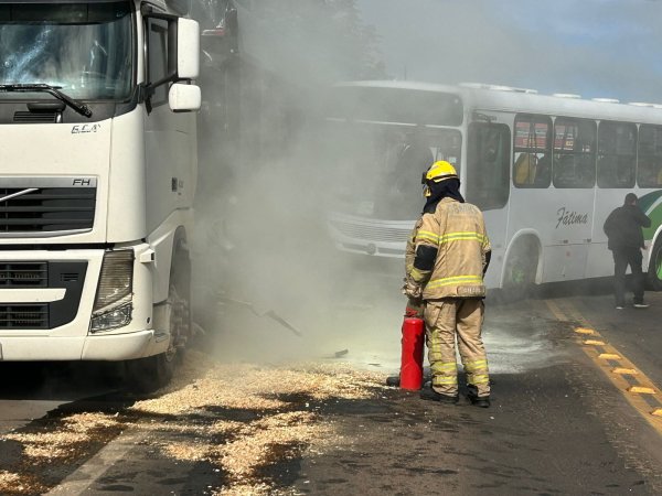 MANHÃ DA SEXTA>Colisão entre ônibus e carreta interditou a BR-158 em Cruz Alta