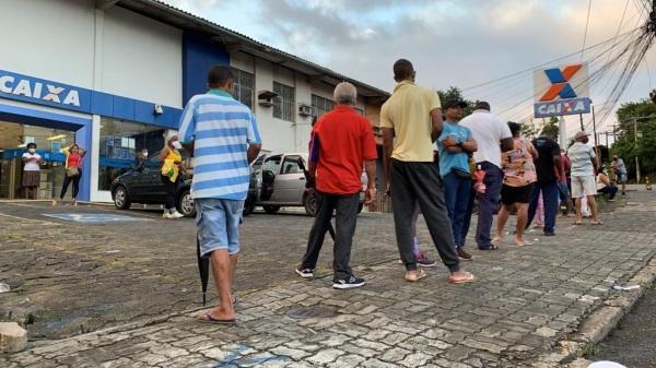 Auxílios emergenciais beneficiaram quase metade da população, segundo o IBGE