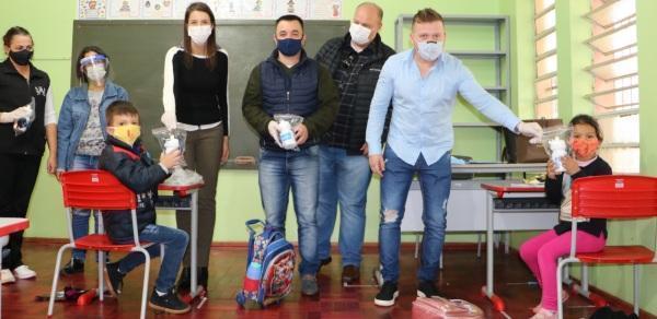 Secretaria Municipal de Educação distribui kits Covid para alunos