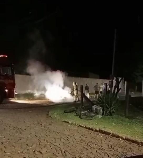 Incêndio em motocicleta movimenta o Corpo de Bombeiros na noite do domingo