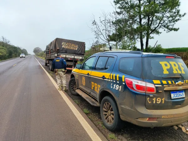 PRF apreende 50 mil maços de cigarros contrabandeados na BR-158, em Pejuçara