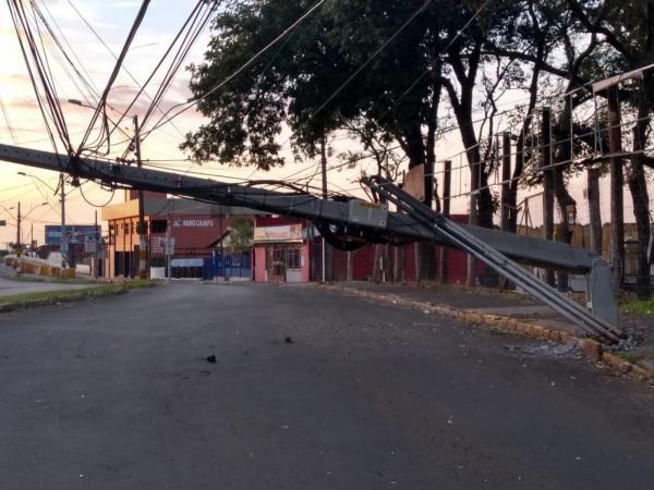 Queda de poste deixa trânsito temporariamente interditado no viaduto da Lomba