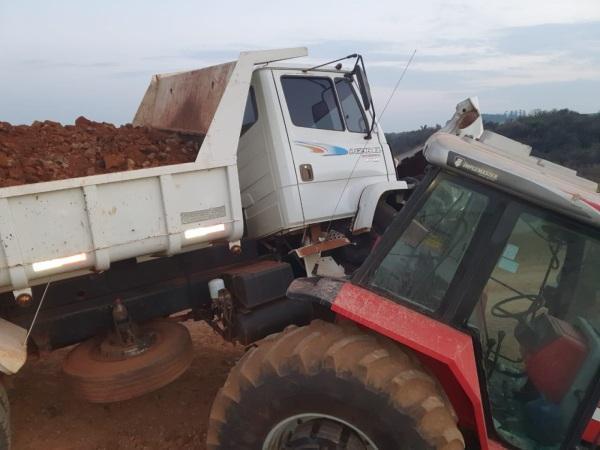 Caminhão da Prefeitura têm danos materiais após acidente ao ser rebocado