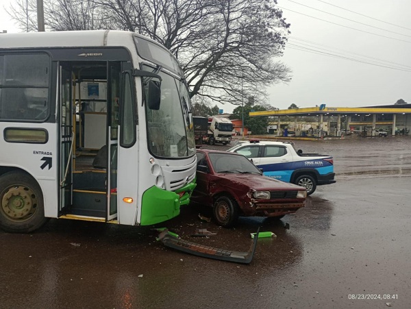 Colisão entre ônibus e Saveiro no Bairro Brum 2 resulta em danos materiais