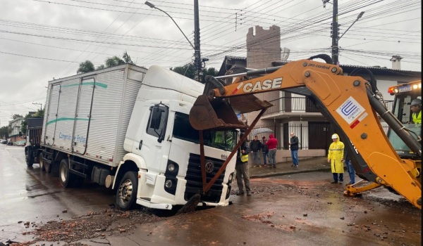 IJUÍ> Caminhão cai em buraco formado por rompimento de adutora