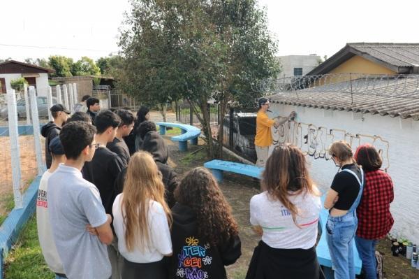 200+2: Alunos da Escola Belarmino Côrtes participam de oficina de grafite