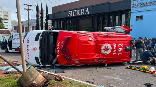 Ambulância do Samu capota e paciente morre em acidente em Passo Fundo