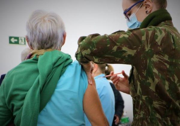 Inicia aplicação da dose de reforço contra a Covid-19 para imunossuprimidos