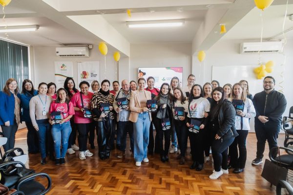 Entrega de tablets fortalece ações do PIM e Criança Feliz em Cruz Alta