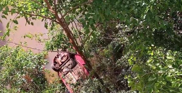 Carro cai no rio Ijuí ; criança de 7 anos morre e mãe está em estado grave