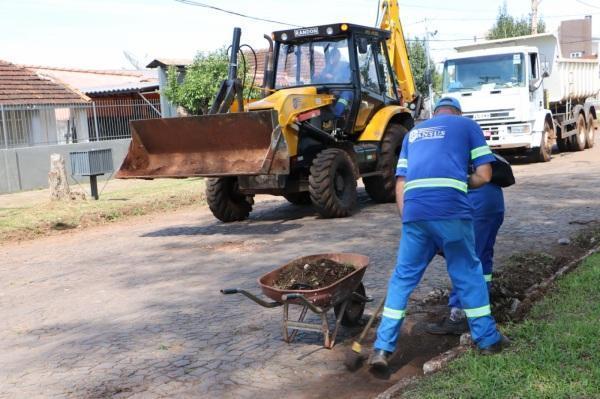 Serviços de limpeza atendem Cemitério Municipal