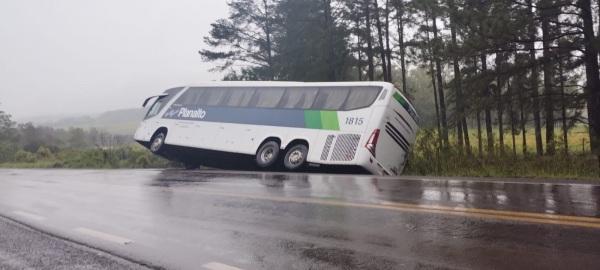 Acostamento da BR-287 cede e quase tomba ônibus em São Pedro do Sul