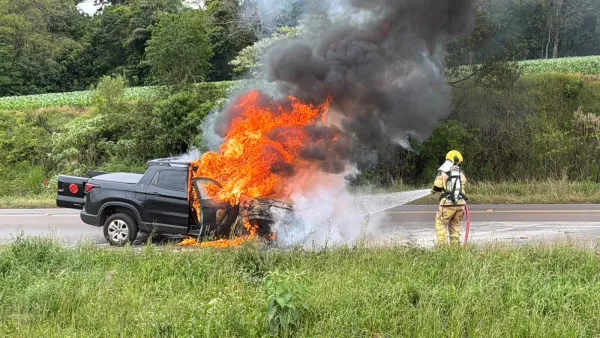 Carro pega fogo na rodovia entre Selbach e Ibirubá