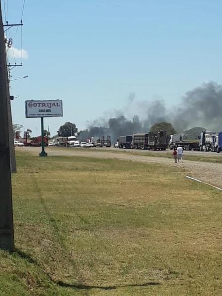 Caminhão que transportava suínos pega fogo na ERS-342