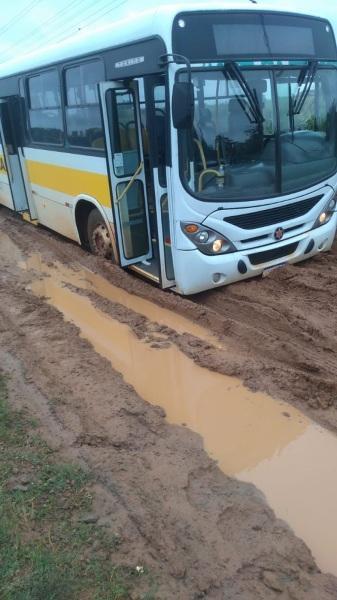 Ônibus escolar fica atolado na estrada de chão para Benjamin Nott 