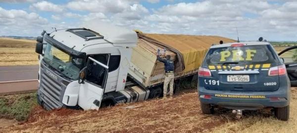 PRF apreende duas carretas e 700 mil maços de cigarros paraguaios em Espumoso