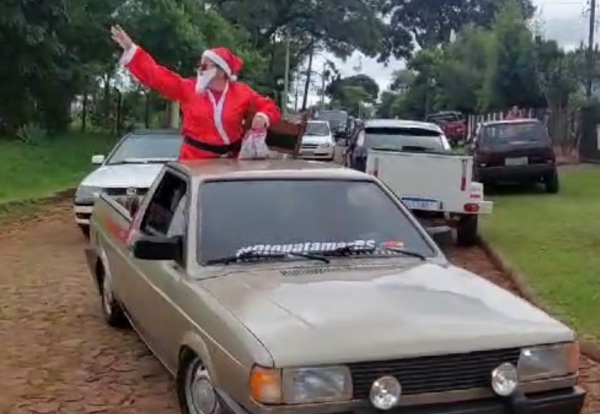 Chegada do Papai Noel encanta crianças no Bairro Abegay, em Cruz Alta
