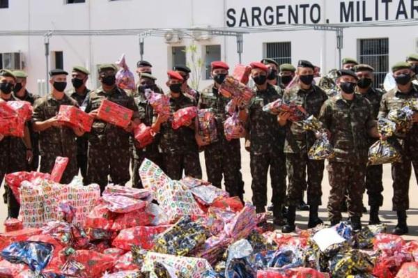 EASA entrega mais de 700 brinquedos em Campanha Natal Feliz