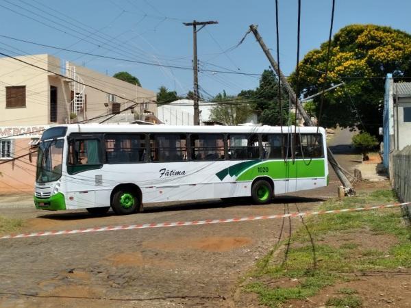 Ônibus bate em poste e deixa pontos dos bairros Ferroviária e Gobbo sem luz