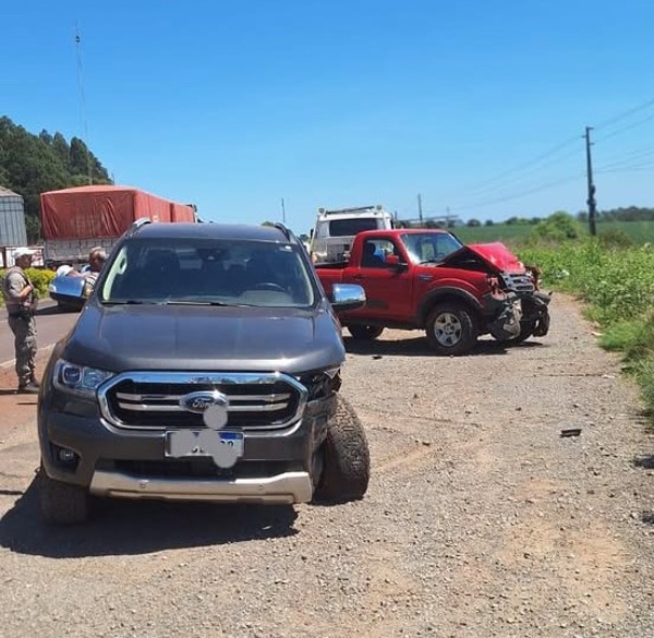 Acidente na ERS-223 em Fortaleza dos Valos causa danos em duas caminhonetes
