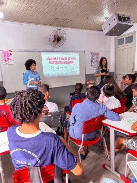 COMEÇOU> as divulgações para o 5º Concurso de Redação nas escolas