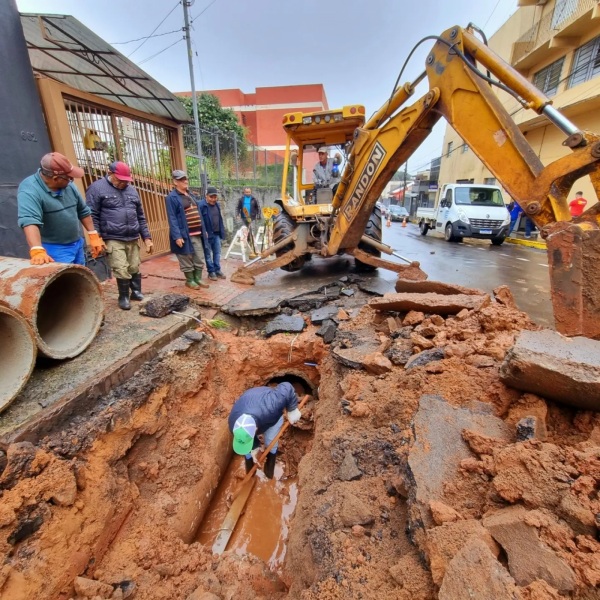 DEPOIS DA CHUVA> Corsan e Obras da Prefeitura recuperam rede de drenagem 
