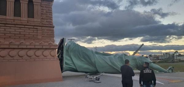 Estátua da Liberdade da Havan cai em rodovia em Capão da Canoa/RS