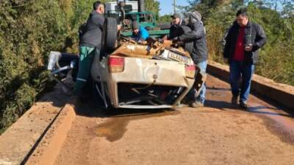 Dois homens morrem após carro cair em riacho no interior de Espumoso