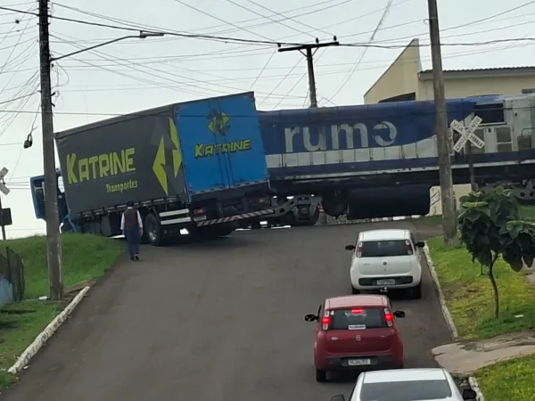 Caminhão invade passagem e causa colisão com trem em Cruz Alta