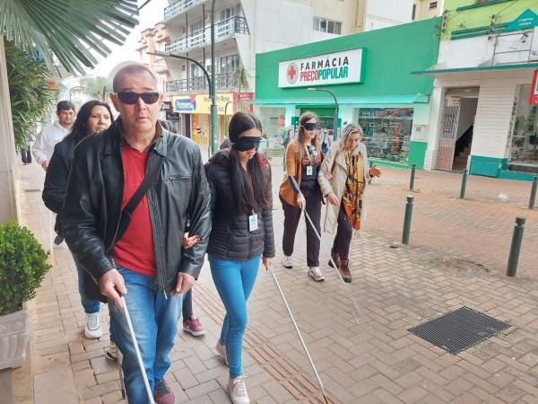 Hoje tem Cadeiraço e Caminhada às Escuras no calçadão de Cruz Alta