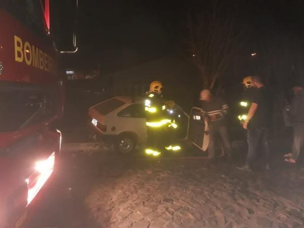 Carro pega fogo e atinge árvore no Bairro Bonini I, em Cruz Alta