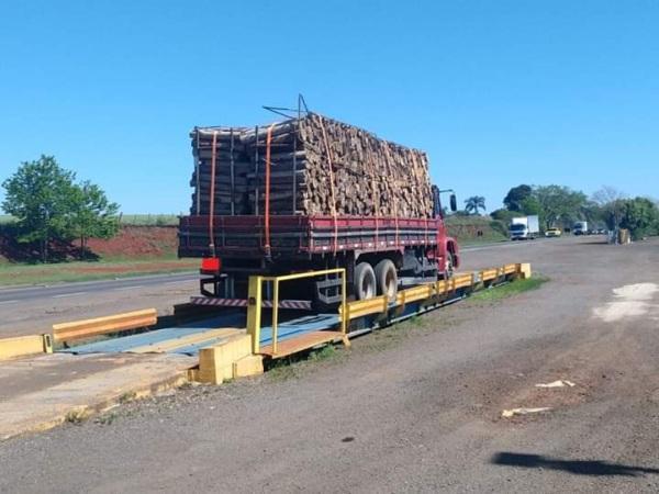 Caminhão é flagrado pela PRE com mais de 9 toneladas de excesso de peso