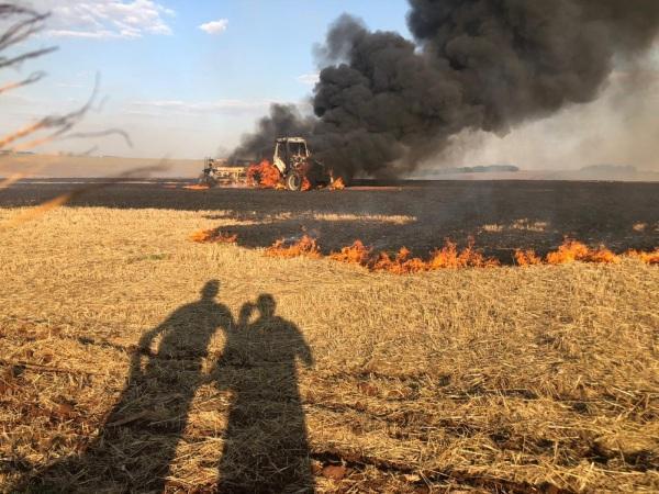 Trator tem perda total após incêndio no interior de Santa Bárbara do Sul