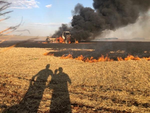 Trator tem perda total após incêndio no interior de Santa Bárbara do Sul